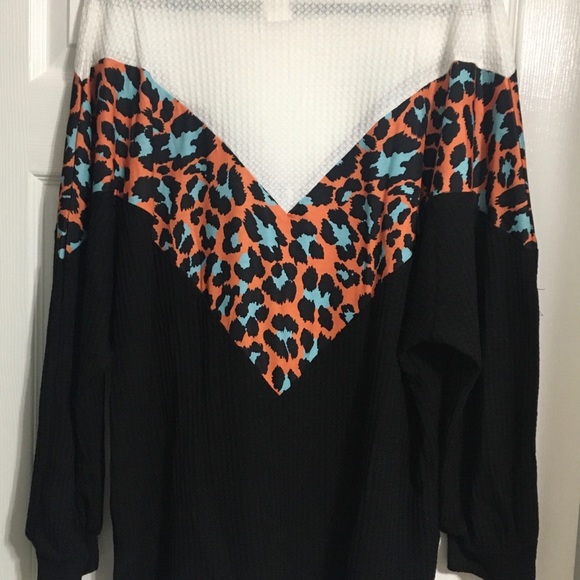 2XL. NWT. Sweatshirt. Item #24 - Picture 3 of 4